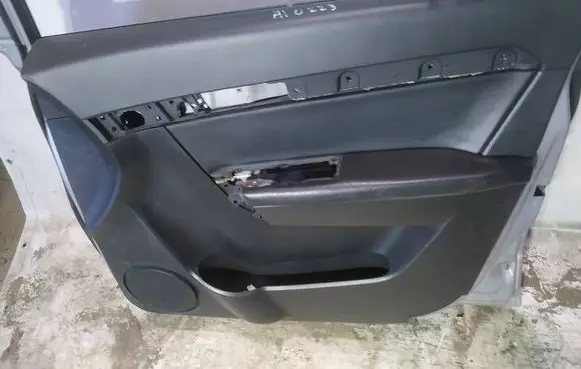 Chevrolet Captiva Front door card panel trim