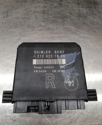 Mercedes-Benz E W210 Door control unit/module 2108207826