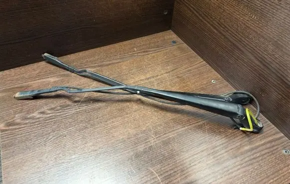 Front wiper blade arm