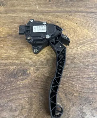 Accelerator throttle pedal