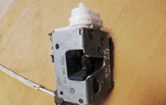 Audi A4 S4 B5 8D Front door lock 4D1837016D