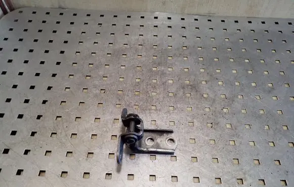 Toyota Avensis T250 Rear door lower hinge