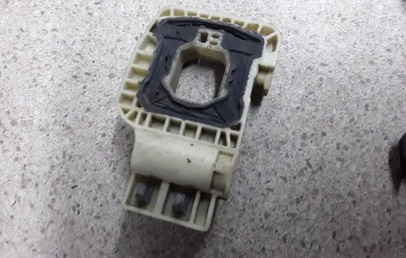 Radiator mount bracket