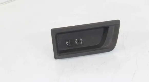 BMW 3 F30 F35 F31 USB socket connector 9207358 58450710 105026813