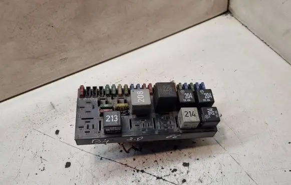 Audi 80 90 S2 B4 Fuse module 443941822B