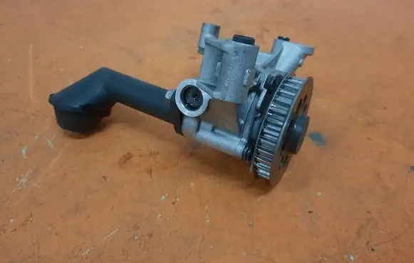 Skoda Fabia Mk2 (5J) Oil pump 03L115105