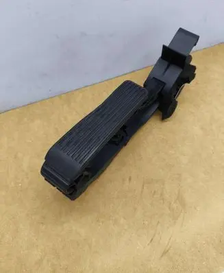 Mercedes-Benz E W211 Accelerator throttle pedal A2113010001 5183