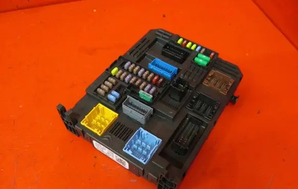 Citroen C3 Aircross Fuse module 9819851480