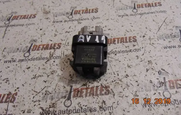 Toyota Avensis T270 Glow plug pre-heat relay 2861067010