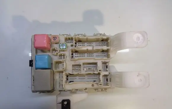 Toyota Prius (XW20) Fuse module 8273047290 807140090 8198046010
