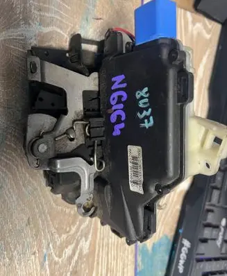 Volkswagen Polo Front door lock 3b1837015