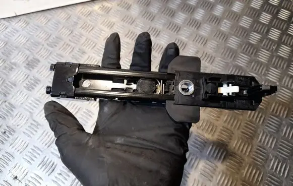 Audi Q7 4L Seat belt adjustment motor 8E0857833G