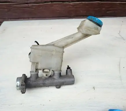 Brake fluid reservoir
