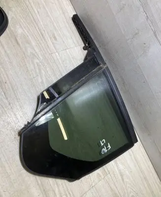 BMW 1 F70 Rear vent window glass 7452413