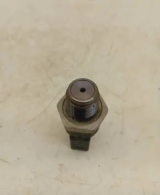 Mercedes-Benz E W211 Fuel pressure sensor 0281002504
