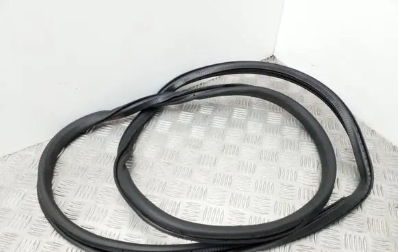 Volkswagen PASSAT B7 Rear door rubber seal (on body) 3C9867913B