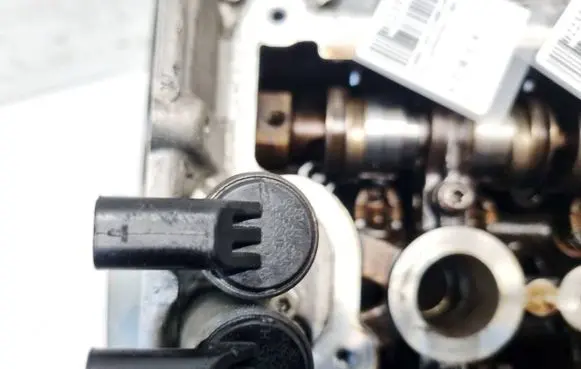 Audi A6 S6 C6 4F Camshaft vanos timing valve 06E109257L