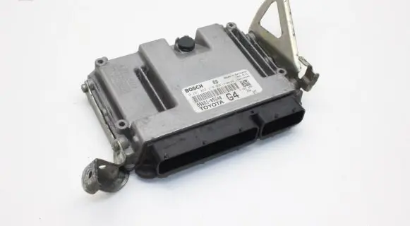 Toyota Avensis T270 Engine control unit/module 8966105G40 0281033210