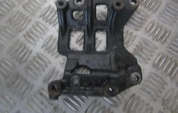 Toyota Avensis T250 Engine mounting bracket