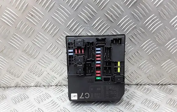 Nissan Juke I F15 Fuse module 284B71KB0B