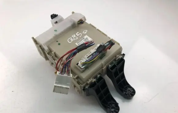 Toyota Avensis T270 Fuse box set 8273005720