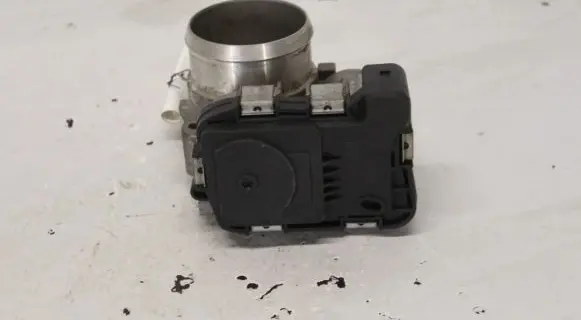 Volkswagen Tiguan Throttle valve 03C133062D