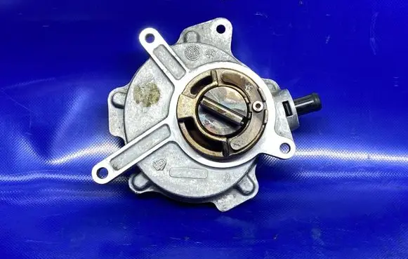 Audi A4 S4 B7 8E 8H Vacuum pump 06D145100E 0825412