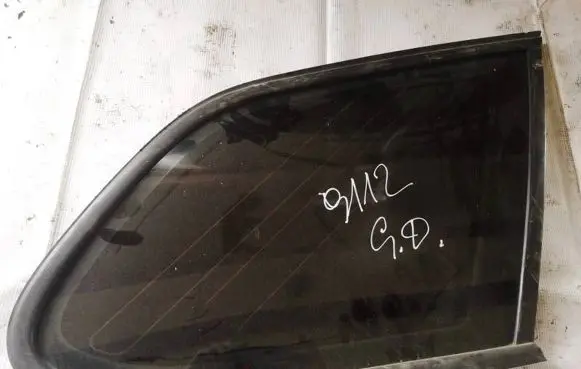 Volkswagen Golf VI Rear side window as2
