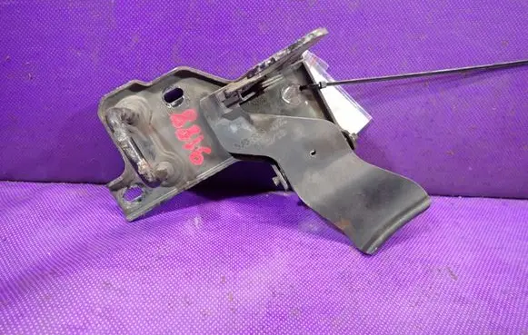 Skoda Fabia Mk2 (5J) Front door lock loop/hook striker 