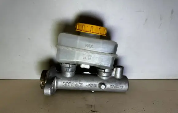 Nissan Navara D22 Master brake cylinder
