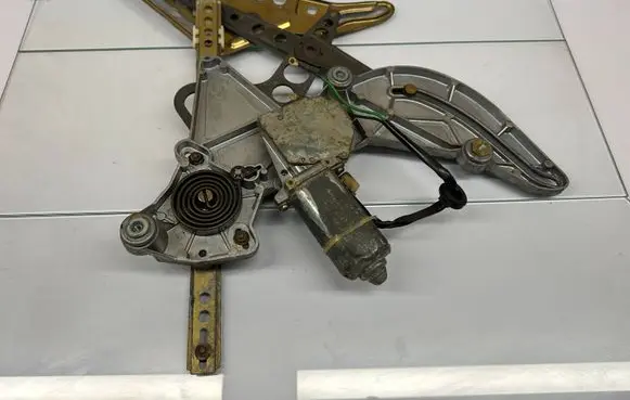 Mercedes-Benz 380 560SEC C126 Rear door window regulator with motor 0130821066
