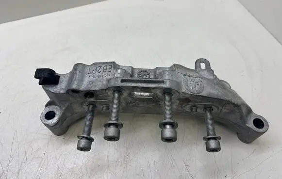 Engine mounting bracket