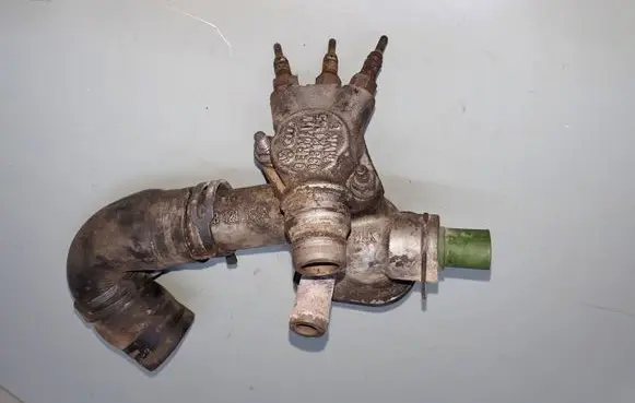 Volkswagen PASSAT B5 Thermostat/thermostat housing 038121133A