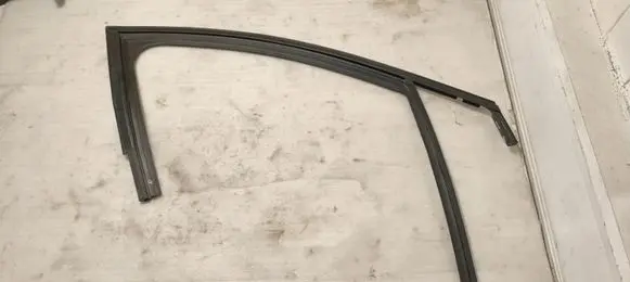 Dacia Sandero III Front door window/glass frame 803301377R