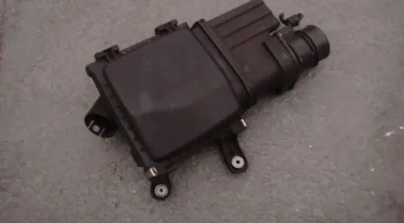 Nissan Note (E12) Air filter box