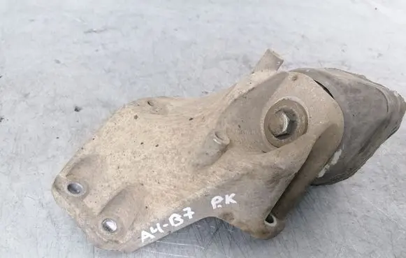 Audi A4 S4 B7 8E 8H Engine mounting bracket 8E0399113L