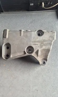 Engine mounting bracket