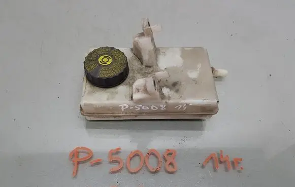 Peugeot 5008 Brake fluid reservoir 