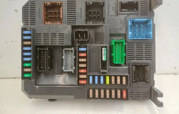 Peugeot 2008 I Fuse module 9807531680