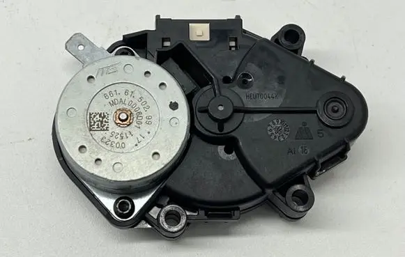 Headlight level adjustment motor