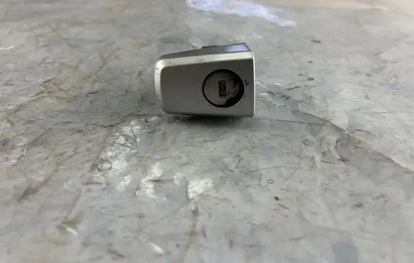 Opel Zafira B Front door lock (next to the handle) 