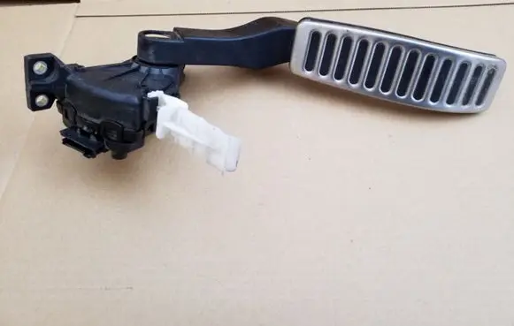 Volkswagen Touareg I Accelerator throttle pedal 7L6723507A