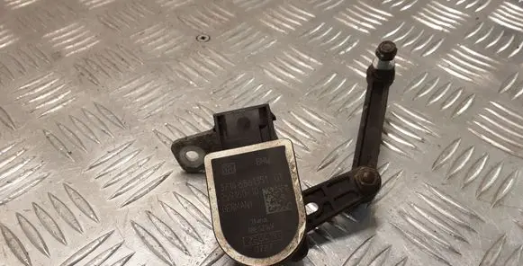 Headlight/headlamp level sensor