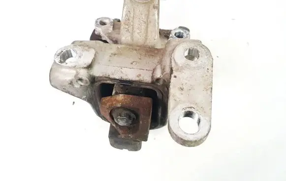 Honda CR-V Engine mount bracket