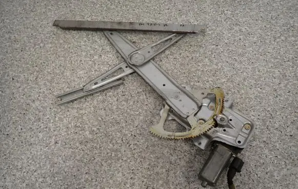 Toyota Yaris Front door window regulator with motor 