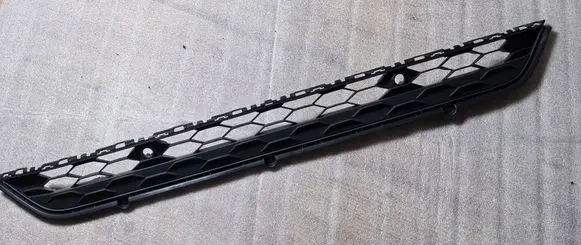 Volkswagen Tiguan Front bumper lower grill 5NA853677C