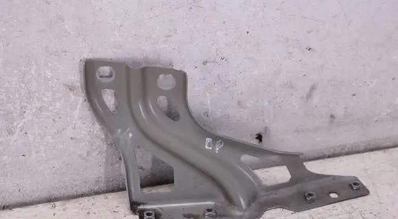 Audi Q3 8U Fender mounting bracket 8U0821136