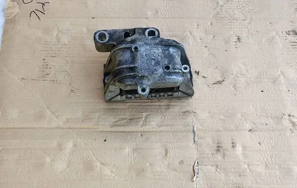 Volkswagen Caddy Engine mounting bracket