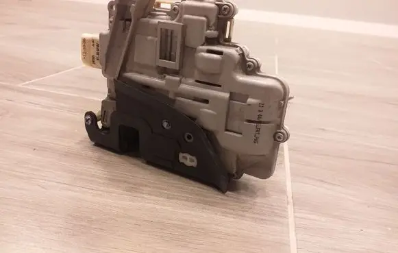 Audi A6 S6 C6 4F Front door lock 4F1837016