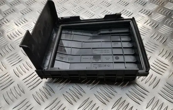 Audi A3 S3 8P Fuse box cover 1K0937132F 014189871
